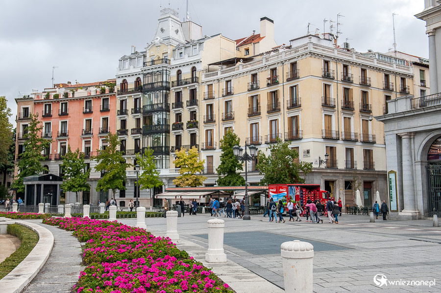 Madryt. Kamienice przy Plaza de Oriente. - foto: wnieznane.pl