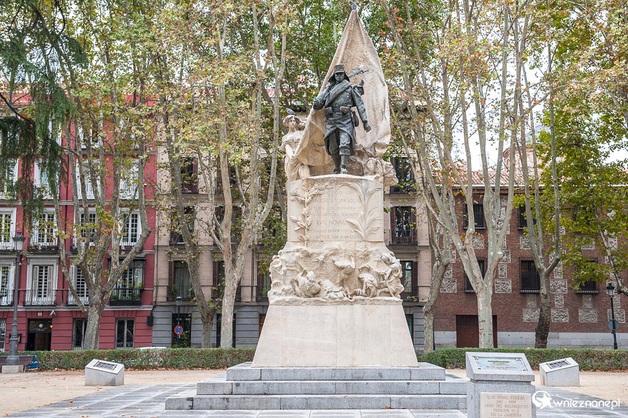 Madryt. Pomnik na Plaza de Oriente. - foto: wnieznane.pl
