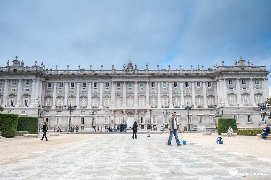 Madryt. Pałac królewski (Palacio Real) z zewnątrz. - foto: wnieznane.pl Madryt. Pałac królewski (Palacio Real) z zewnątrz. - foto: wnieznane.pl