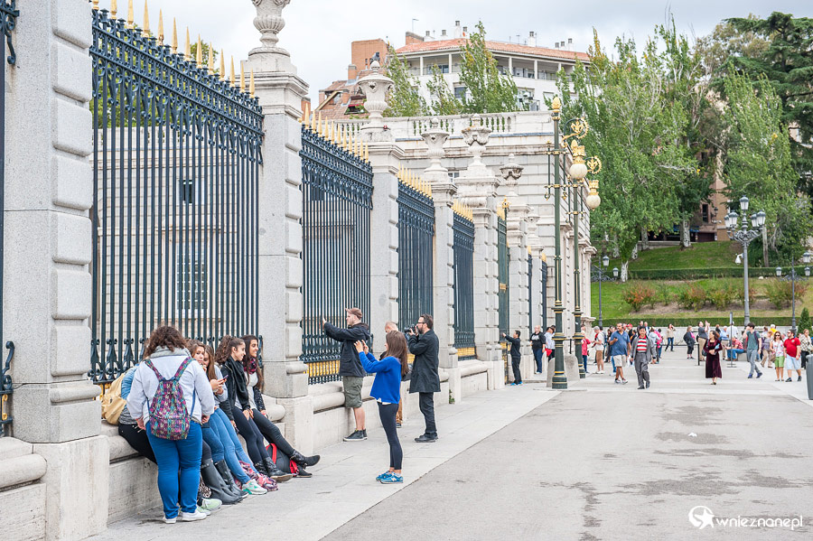 Madryt. Wszyscy chcą zrobić zdjęcia Palacio Real. - foto: wnieznane.pl