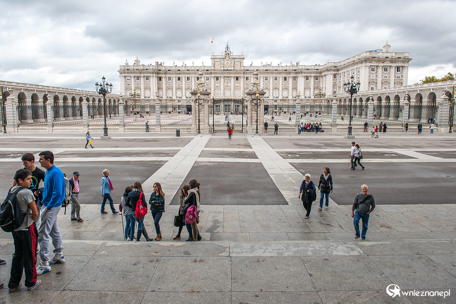 Madryt. Pałac królewski (Palacio Real) z zewnątrz. - foto: wnieznane.pl