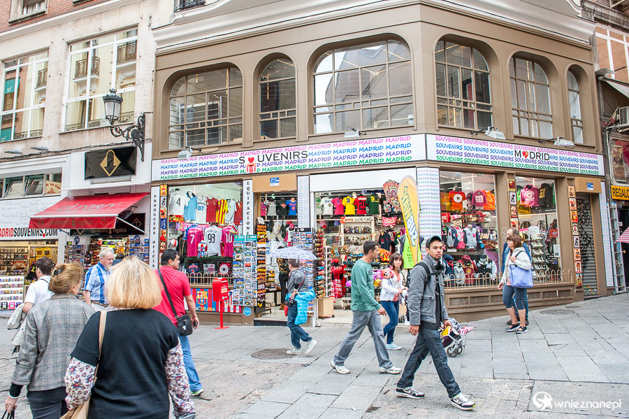 Madryt. Sklepik z pamiątkami w centrum miasta. - foto: wnieznane.pl