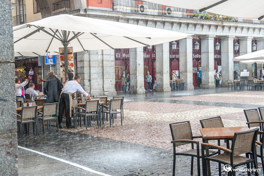 Madryt. Burza wygoniła turystów z Plaza Mayor. - foto: wnieznane.pl
