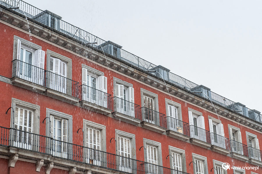 Madryt. Budynki przy Plaza Mayor nie mają rynien. - foto: wnieznane.pl