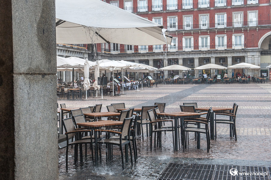 Madryt. Burza na Plaza Mayor. - foto: wnieznane.pl Madryt. Burza na Plaza Mayor. - foto: wnieznane.pl