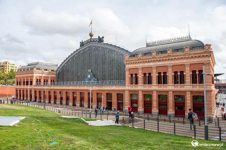 Madryt. Dworzec Atocha z zewnątrz. - foto: wnieznane.pl Madryt. Dworzec Atocha z zewnątrz. - foto: wnieznane.pl