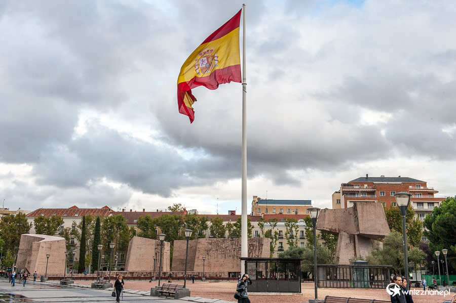 Madryt. Hiszpańska flaga na Plaza de Colon. - foto: wnieznane.pl Madryt. Hiszpańska flaga na Plaza de Colon. - foto: wnieznane.pl