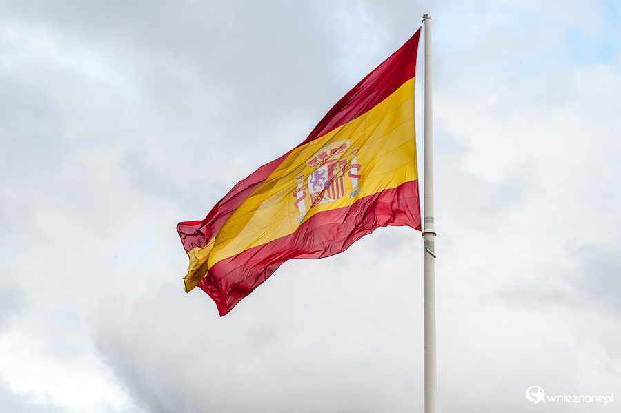 Madryt. Hiszpańska flaga na Plaza de Colon. - foto: wnieznane.pl