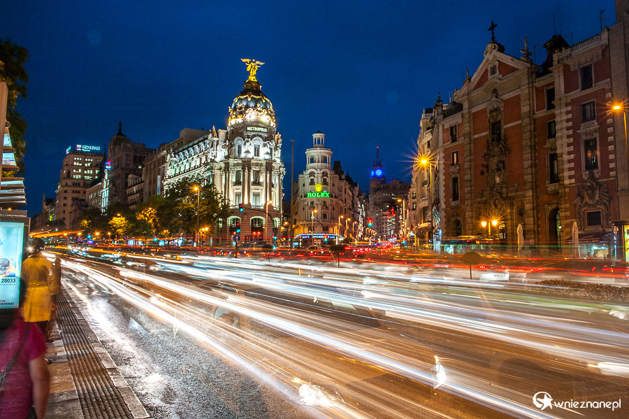 Madryt. Gran Via nocą. - foto: wnieznane.pl