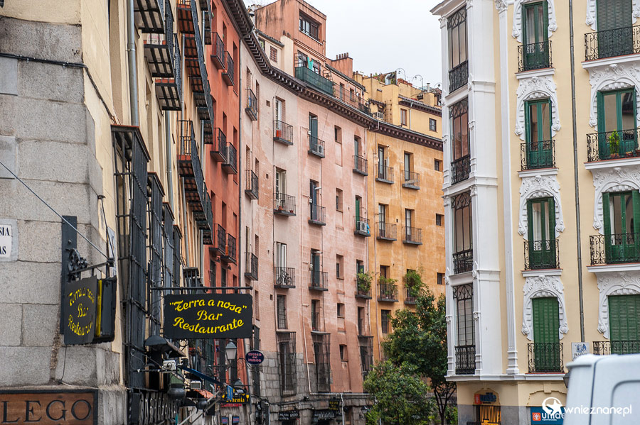 Madryt. Wysokie, kolorowe kamienice z balkonami i okiennicami to charakterystyczny element Madrytu. - foto: wnieznane.pl