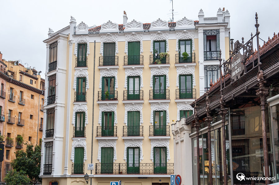 Madryt. Typowa kamienica w centrum miasta. - foto: wnieznane.pl