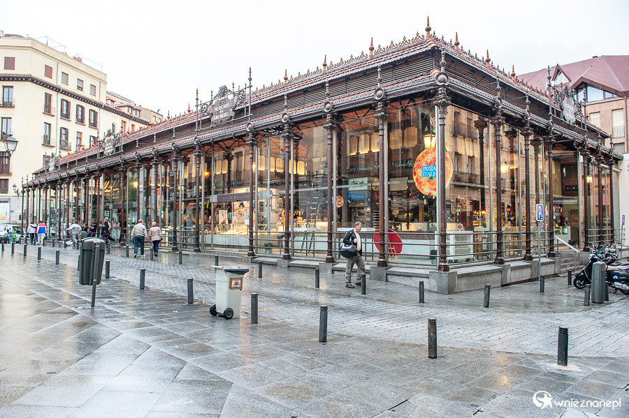 Madryt. Stylowy bazarek w centrum miasta. - foto: wnieznane.pl