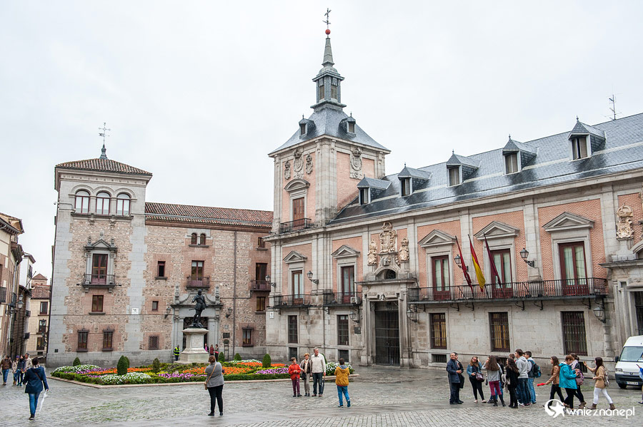 Madryt. Mały, ale ładny, zabytkowy placyk Plaza de la Villa. - foto: wnieznane.pl