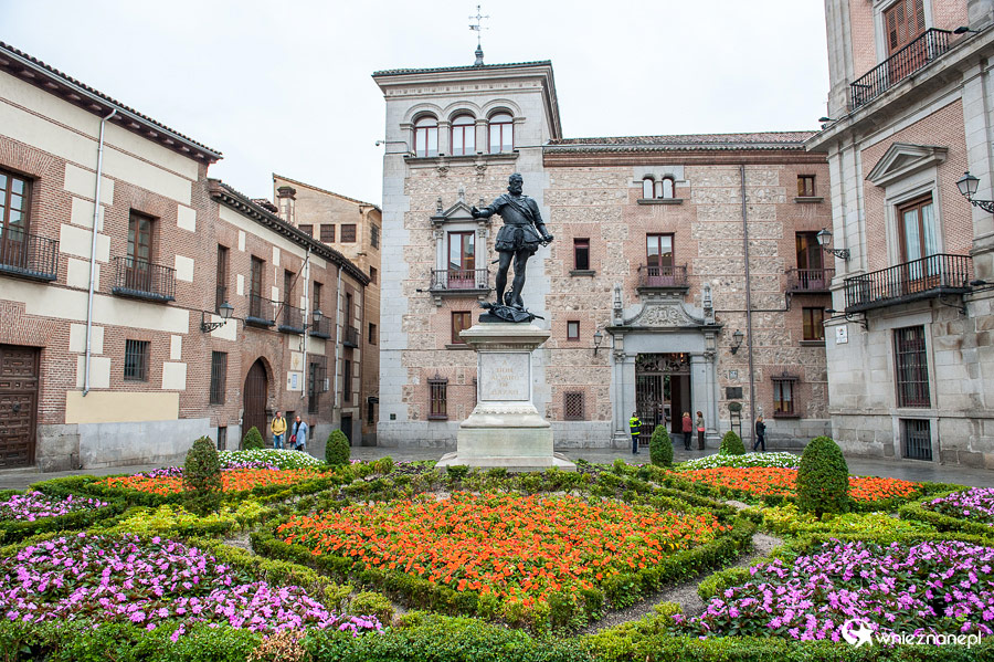 Madryt. Mały, ale ładny, zabytkowy placyk Plaza de la Villa. - foto: wnieznane.pl