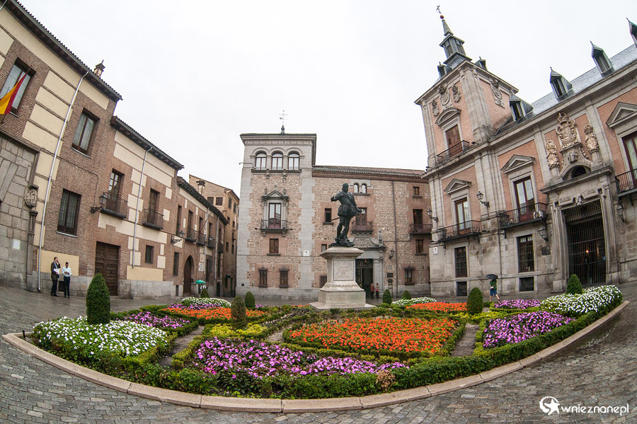 Madryt. Mały, ale ładny, zabytkowy placyk Plaza de la Villa. - foto: wnieznane.pl
