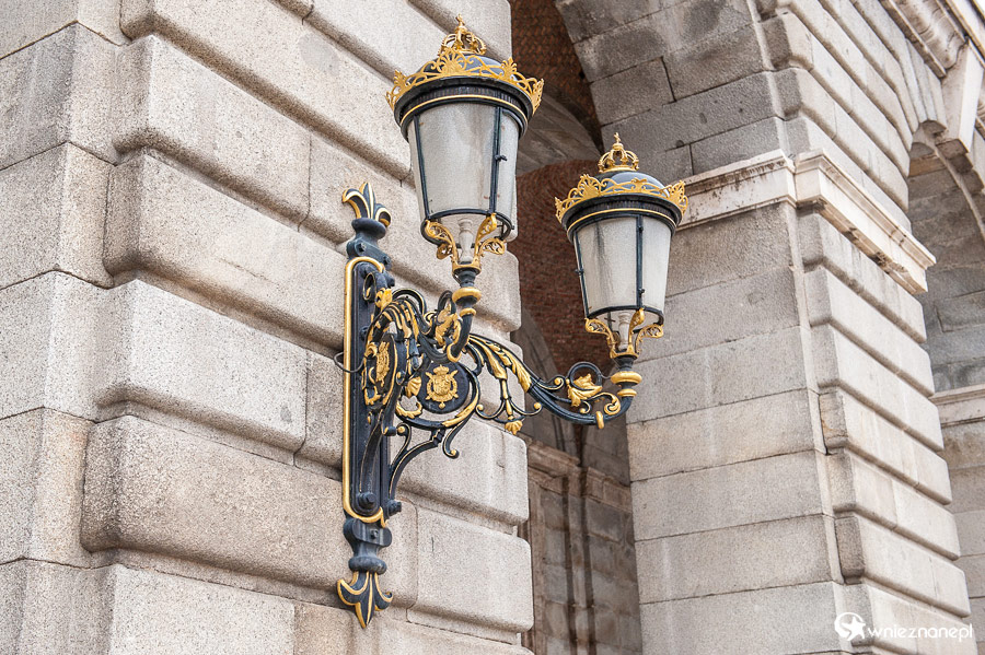 Madryt. Pałac królewski (Palacio Real) z zewnątrz. - foto: wnieznane.pl