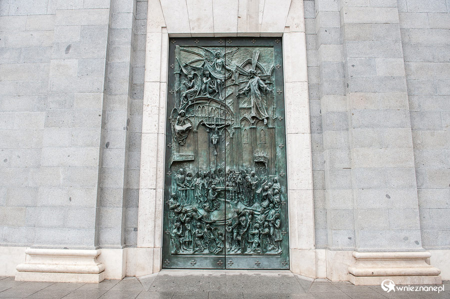 Madryt. Drzwi do katedry, Catedral de la Almudena. - foto: wnieznane.pl