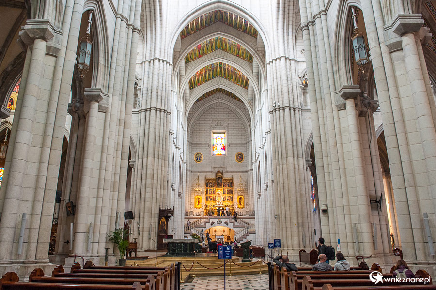Madryt. Wnętrze katedry, Catedral de la Almudena. - foto: wnieznane.pl
