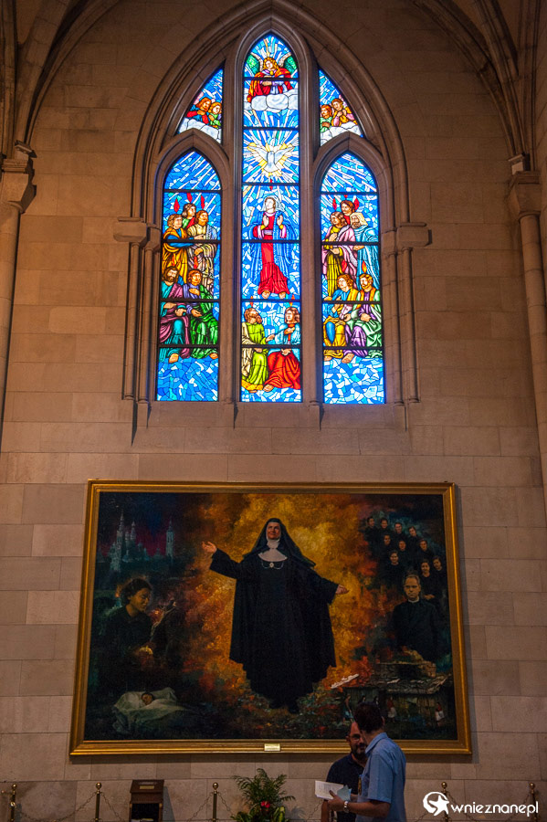 Madryt. Wnętrze katedry, Catedral de la Almudena. - foto: wnieznane.pl