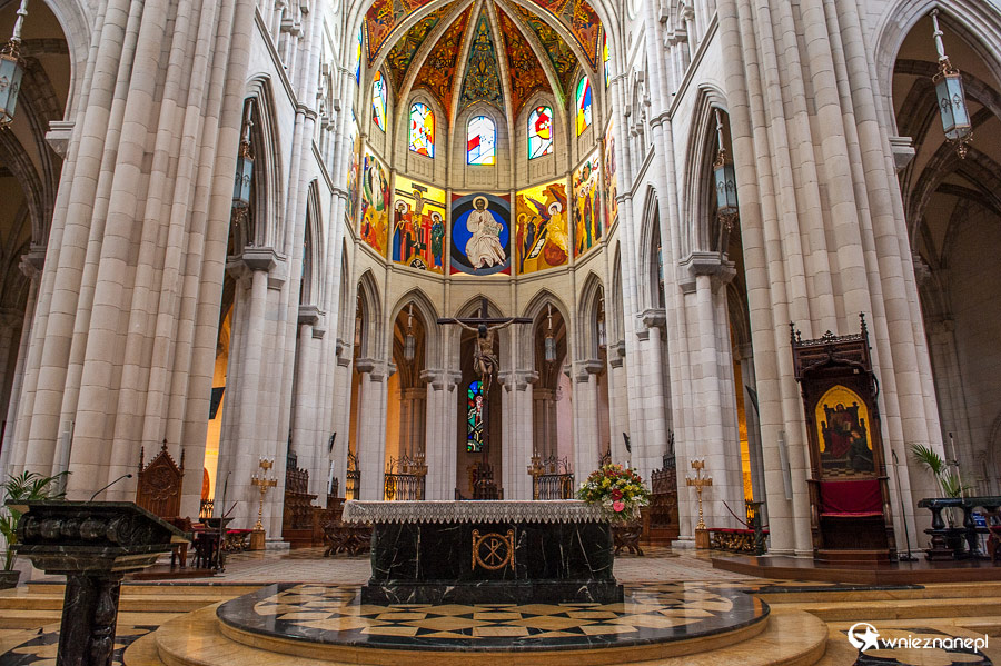 Madryt. Wnętrze katedry, Catedral de la Almudena. - foto: wnieznane.pl