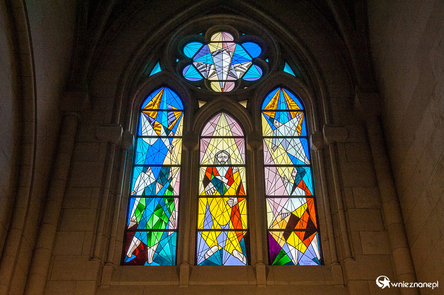 Madryt. Wnętrze katedry, Catedral de la Almudena. - foto: wnieznane.pl