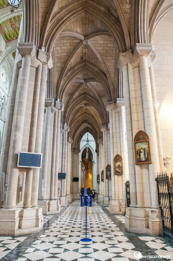 Madryt. Wnętrze katedry, Catedral de la Almudena. - foto: wnieznane.pl