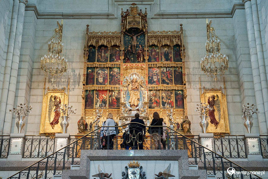 Madryt. Wnętrze katedry, Catedral de la Almudena. - foto: wnieznane.pl