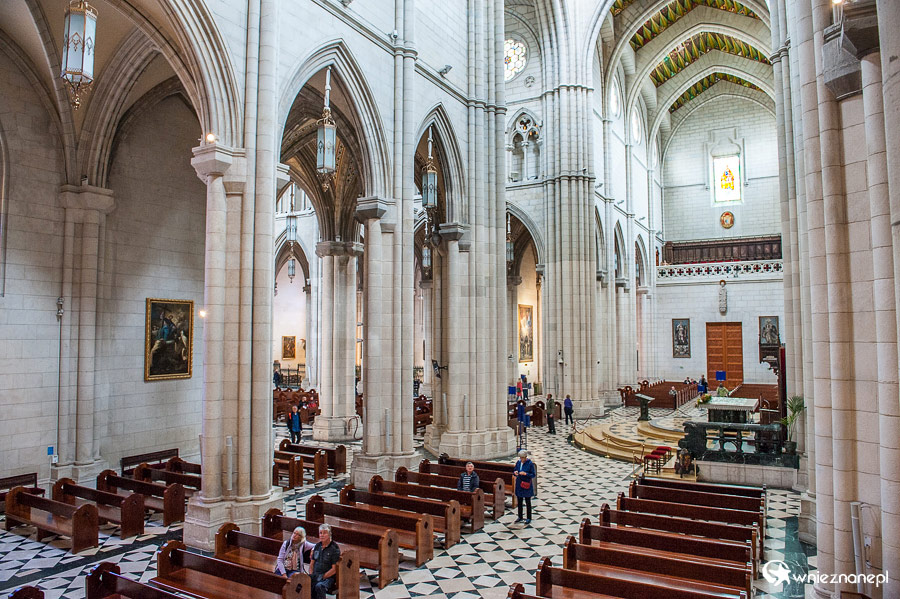 Madryt. Wnętrze katedry, Catedral de la Almudena. - foto: wnieznane.pl