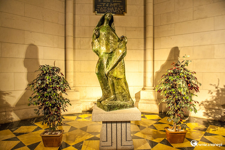 Madryt. Wnętrze katedry, Catedral de la Almudena. - foto: wnieznane.pl