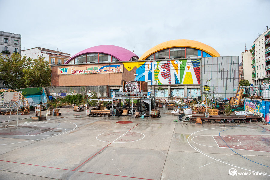 Madryt. Pasaż handlowy w dzielnicy Rastro. - foto: wnieznane.pl