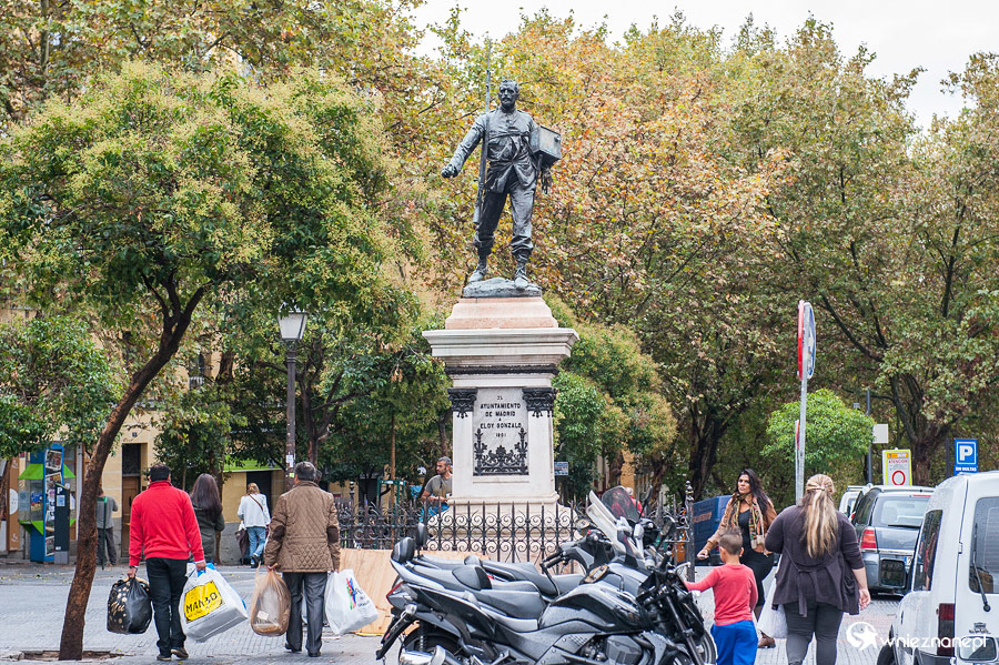 Madryt. Pomnik w dzielnicy Rastro. - foto: wnieznane.pl