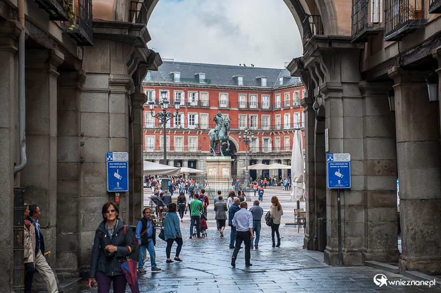 Madryt. Na Plaza Mayor prowadzą bramy. - foto: wnieznane.pl