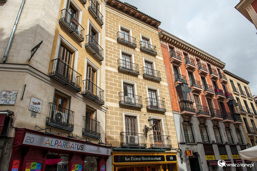Madryt. Typowe kamienice w centrum miasta. - foto: wnieznane.pl