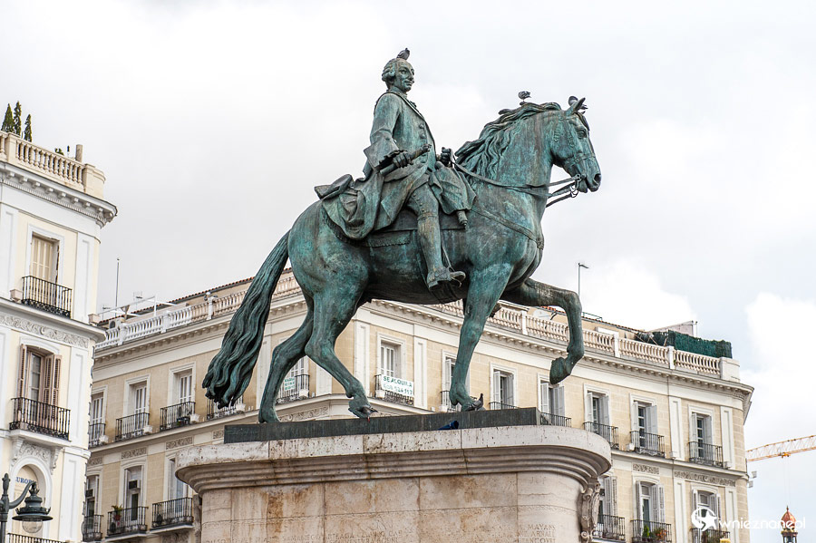 Madryt. Pomnik Karola III na placu Puerta del Sol. - foto: wnieznane.pl