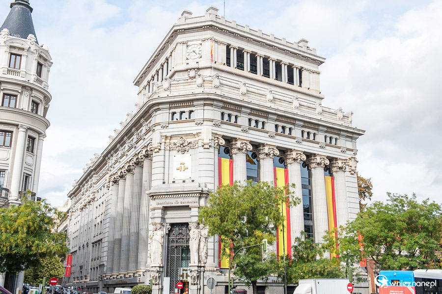Madryt. Jeden z budynków przy Plaza de Cibeles. - foto: wnieznane.pl