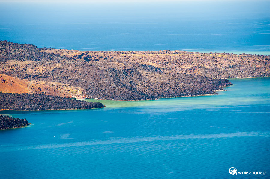 Santorini. Wyspę Nea Kameni oblewają błękitne wody. - foto: wnieznane.pl