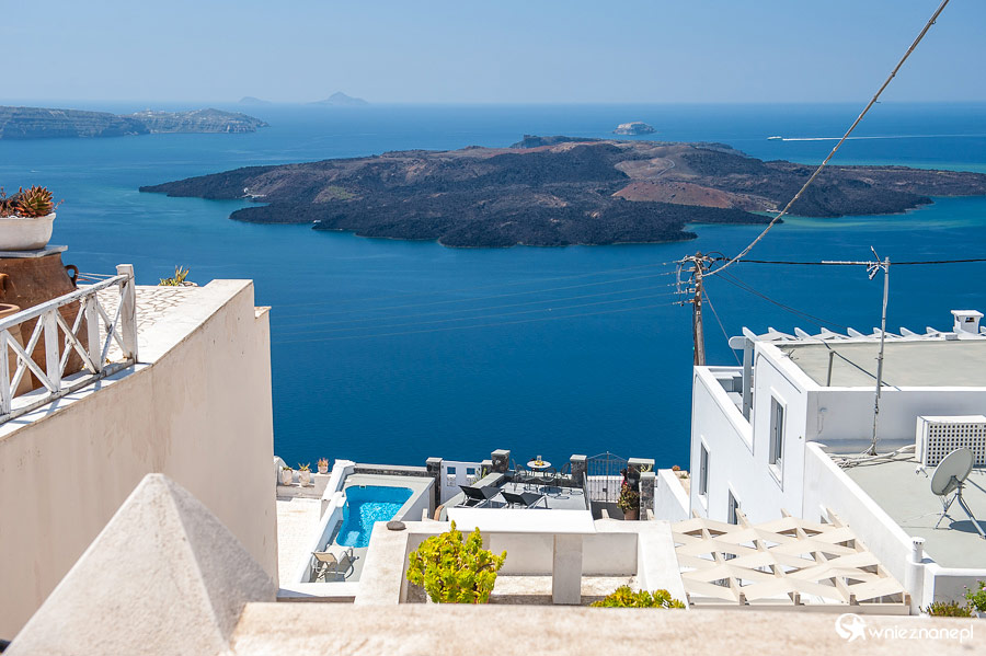 Santorini. Widok na wyspę Nea Kameni. - foto: wnieznane.pl