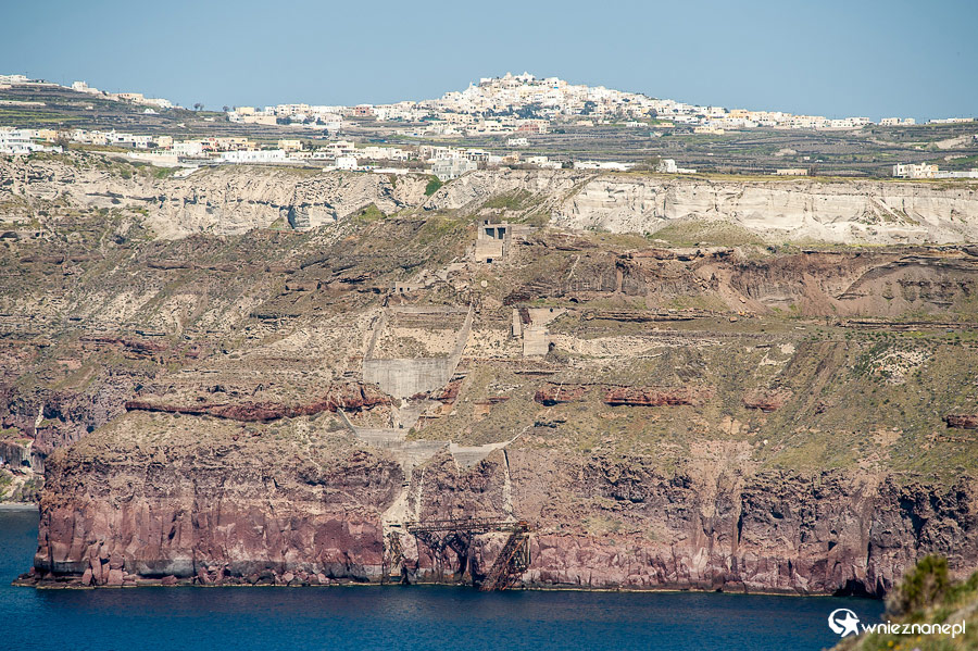 Santorini. Budynki na szczycie kaldery. - foto: wnieznane.pl