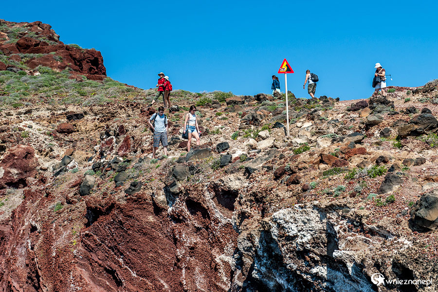 Santorini. Turyści maszerujący do Czerwonej Plaży. - foto: wnieznane.pl