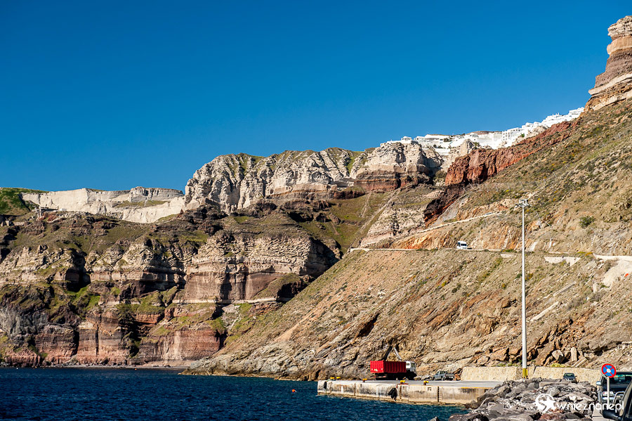Santorini. Widok z nowego portu na kalderę. - foto: wnieznane.pl