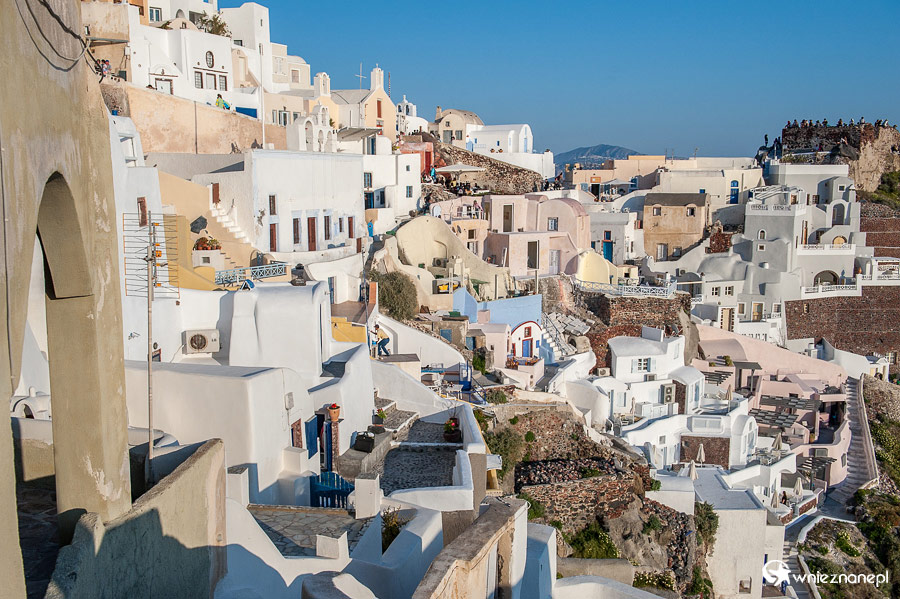 Santorini. Widok na Oię tuż przed zachodem słońca. - foto: wnieznane.pl