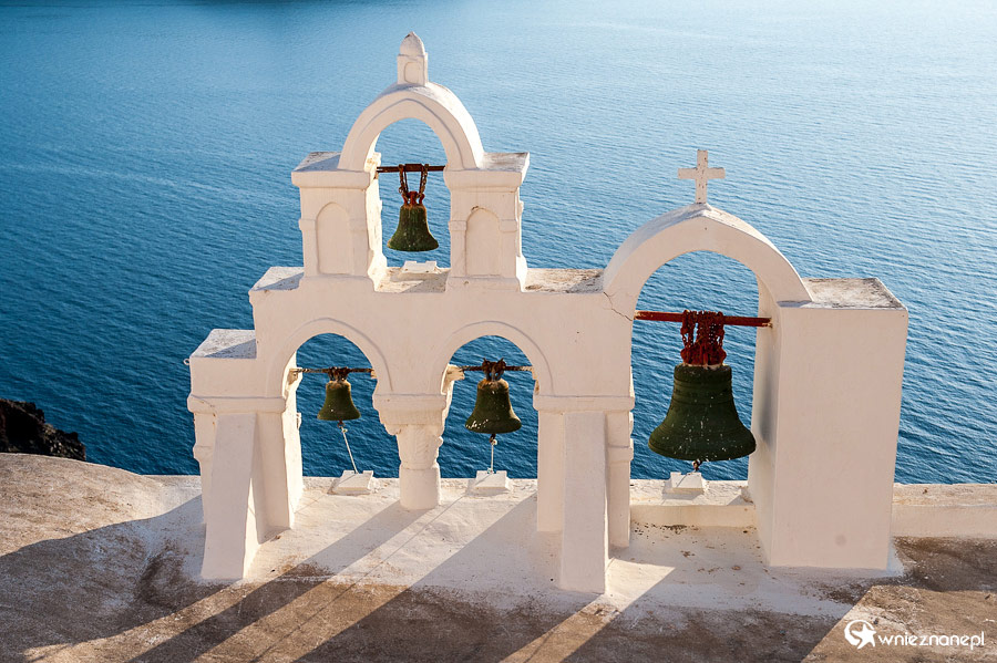 Santorini. Charakterystyczne greckie dzwonnice w Oi. - foto: wnieznane.pl