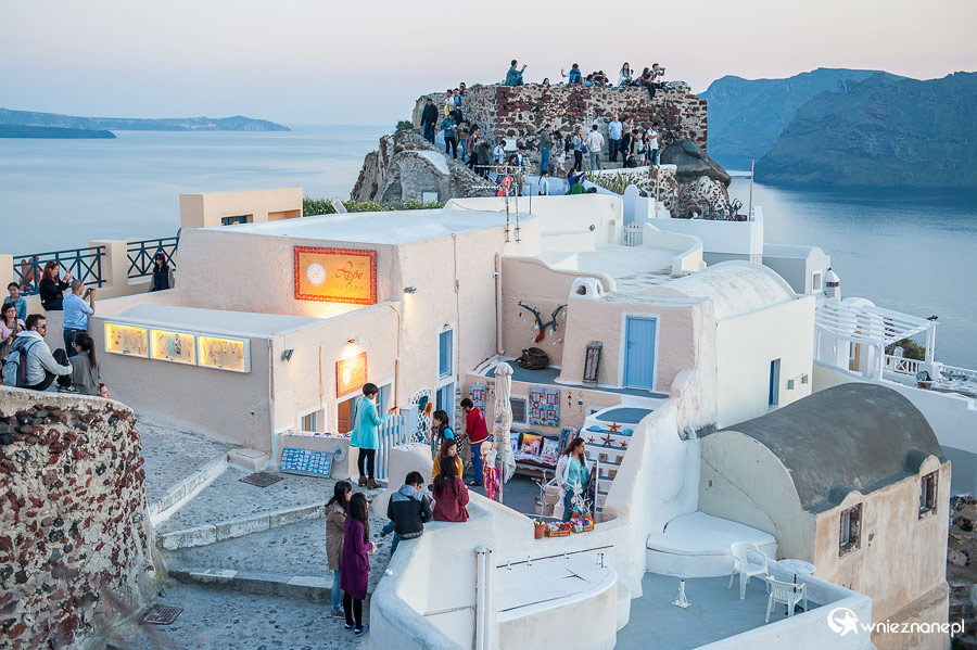Santorini. Zachód słońca w Oi przyciąga tłumy. - foto: wnieznane.pl