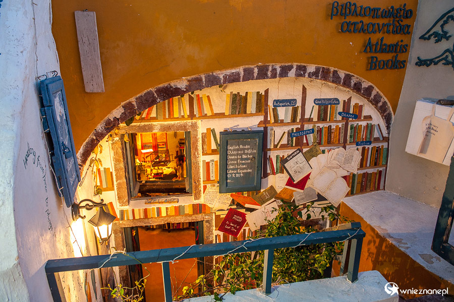 Santorini. Księgarnia w Oi. - foto: wnieznane.pl