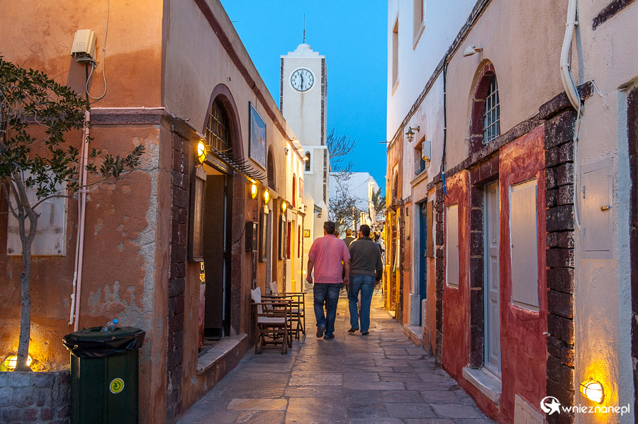 Santorini. Wieczorny spacer po uliczkach Oi. - foto: wnieznane.pl
