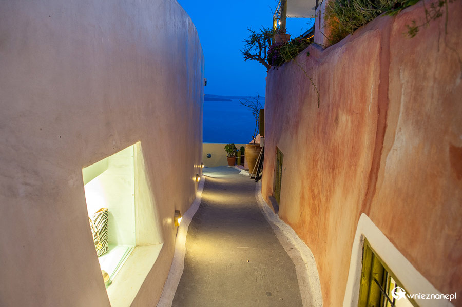 Santorini. Malownicze alejki Oi. - foto: wnieznane.pl