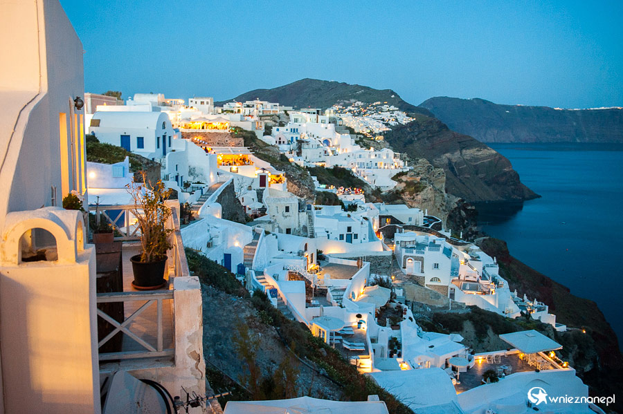 Santorini. Oia wieczorową porą. - foto: wnieznane.pl