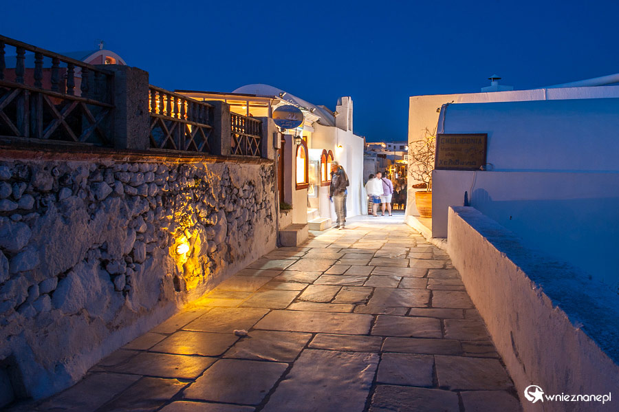 Santorini. Główna alejka Oi po zmroku. - foto: wnieznane.pl