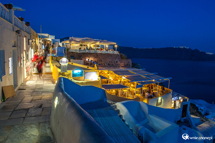 Santorini. Oia oświetlona nocą. - foto: wnieznane.pl