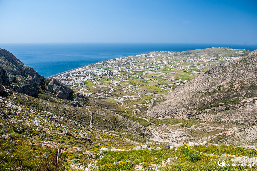 Santorini. Widok ze Starożytnej Thery na wyspę. - foto: wnieznane.pl
